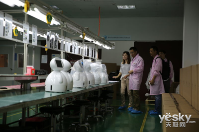 雷大白智能管家機器人10月25日登陸京東眾籌，語音外呼功能引領(lǐng)生活新變革